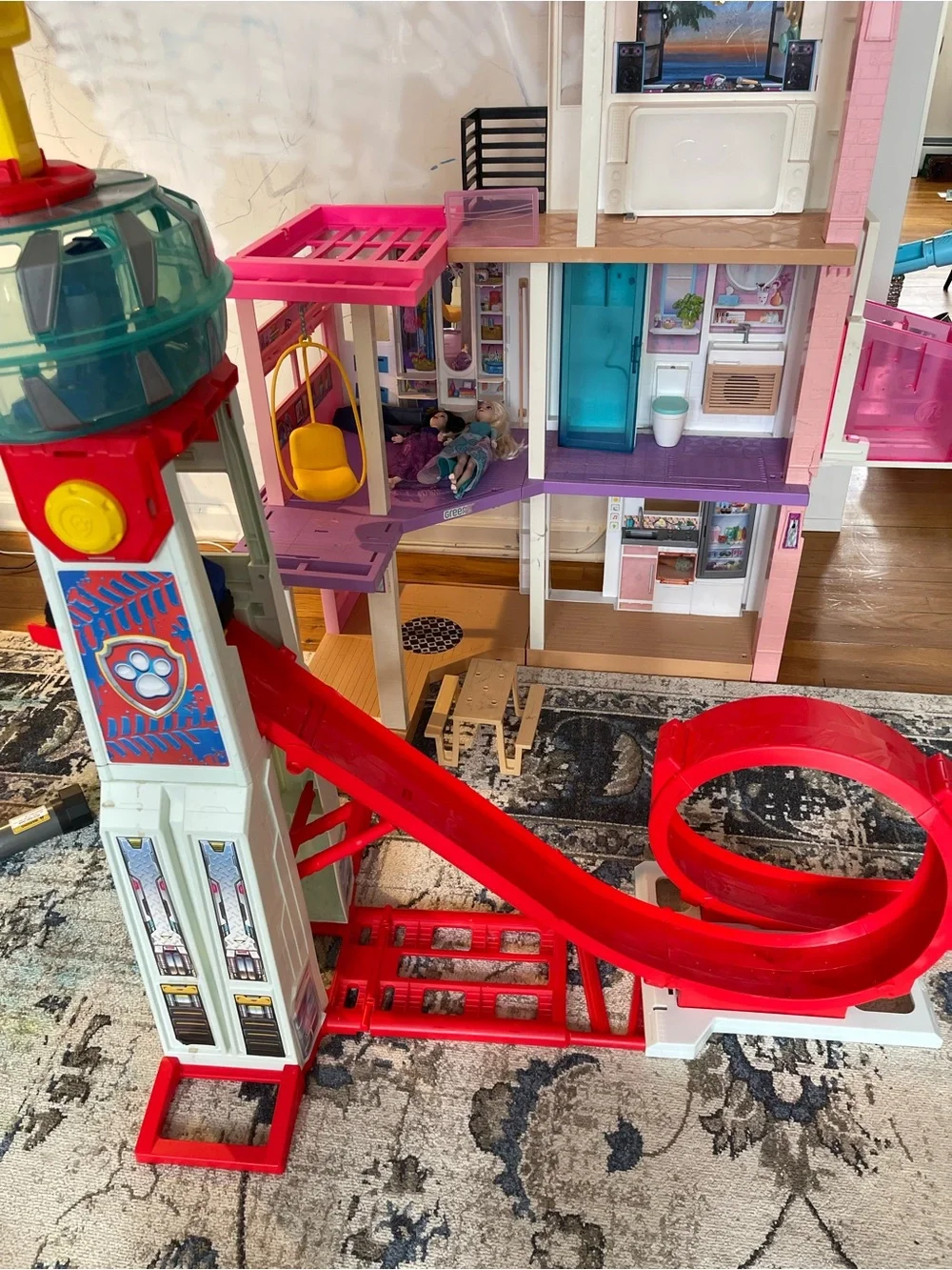 PAW patrol station with 2 trucks